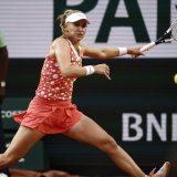 Jil Teichmann: rien à espérer contre la puissance d'Aryna Sabalenka. KEYSTONE/EPA/YOAN VALAT